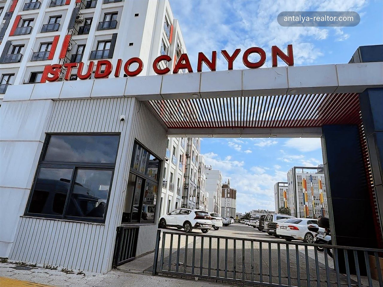 Меблированная угловая квартира с видом на бассейн в Canyon