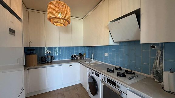 Рядом с отелем Işıklar Ramada, в центральном месте, меблированная квартира 2+1