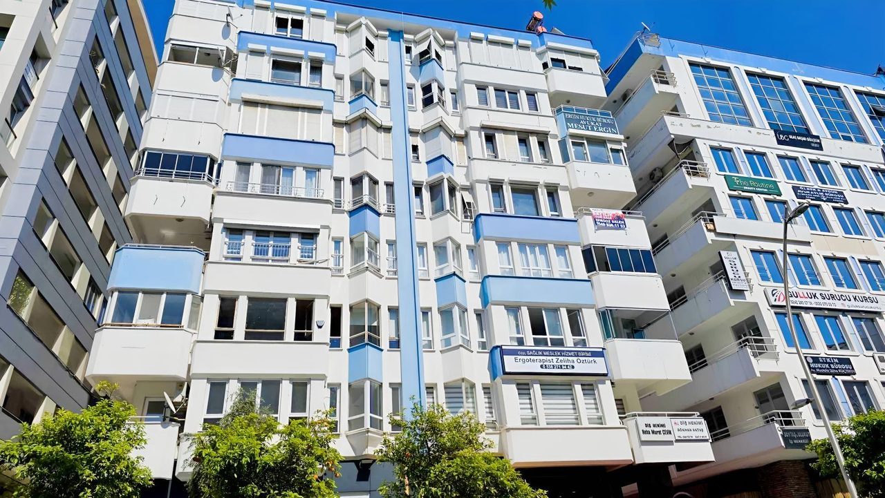 Güllük Cad Üstü, Denize Yürme Mesafe,tadilatlı 3+1 Satılık