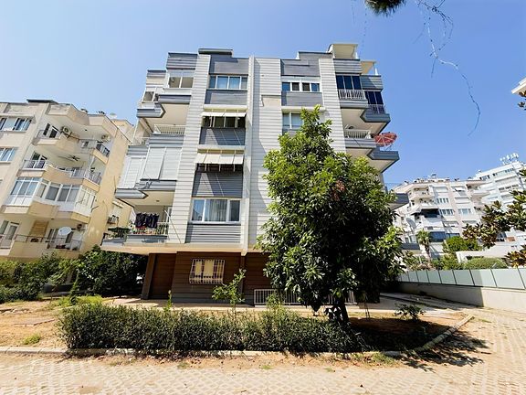 В центральном районе Йешилбахче продается просторная 3+1 квартира