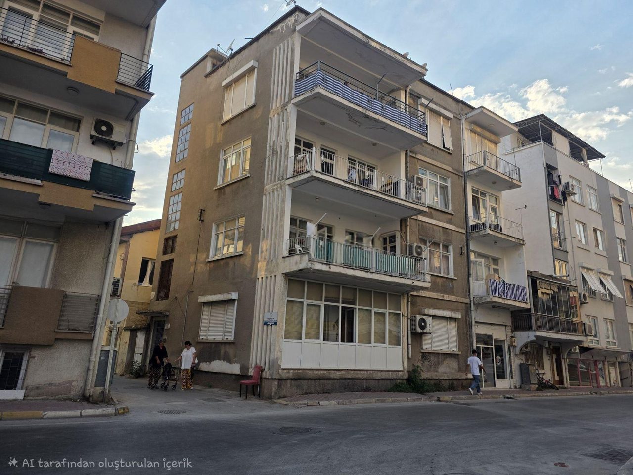 Işıklar'da Arık Caddesi Yol Üstü Katta Tek 3+1 Daire