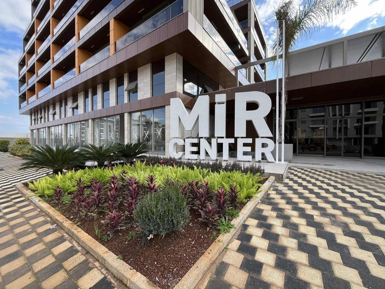 В Mir Center продается Промежуточный этаж Комплекс квартира 1+1