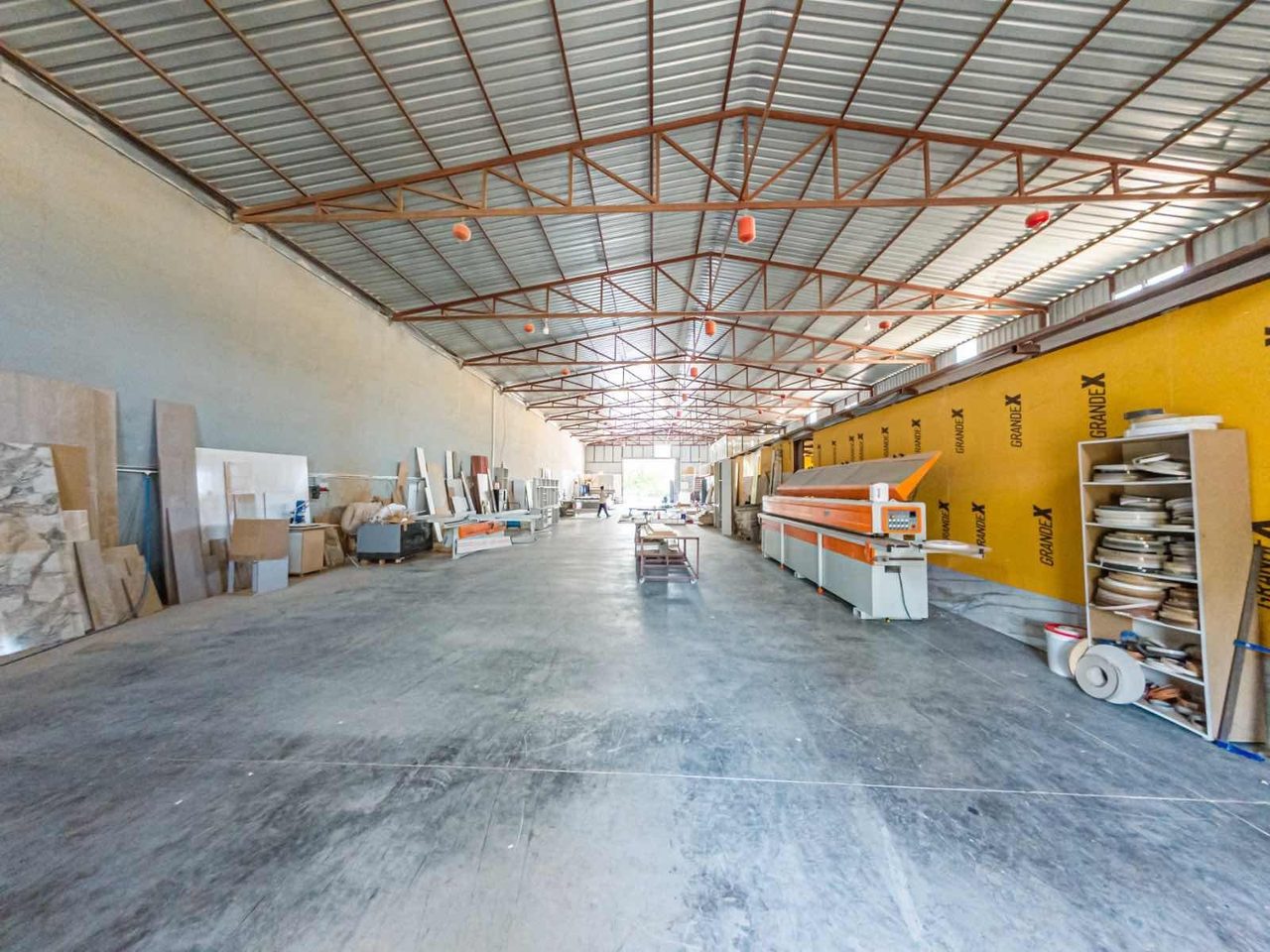 Сдается в аренду мебельная фабрика площадью 950 м² на Йеничёле