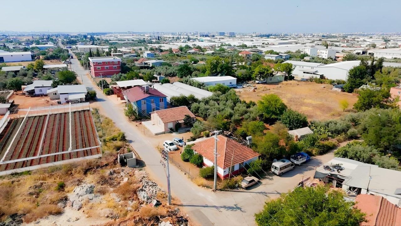 Aksu Atatürk Köşe Parsel 1.353 M2 Bahçeli Yapı Kayıt Belgeli Ev