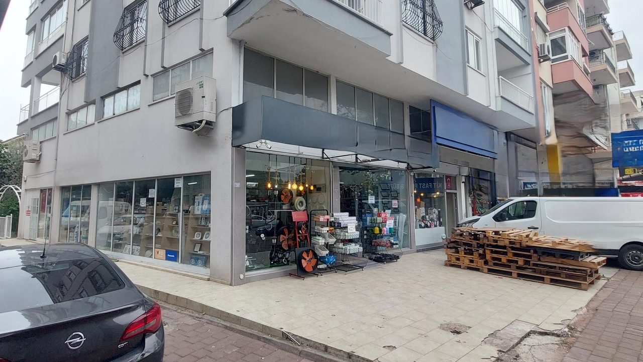 Etiler Evliya Çelebi Cad. Üst Geçit Yanı 3 Katlı Köşe Dükkan