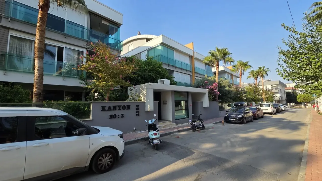 Güzeloba'da Site İçerisinde Eşyalı 1+1 Kiralık Daire