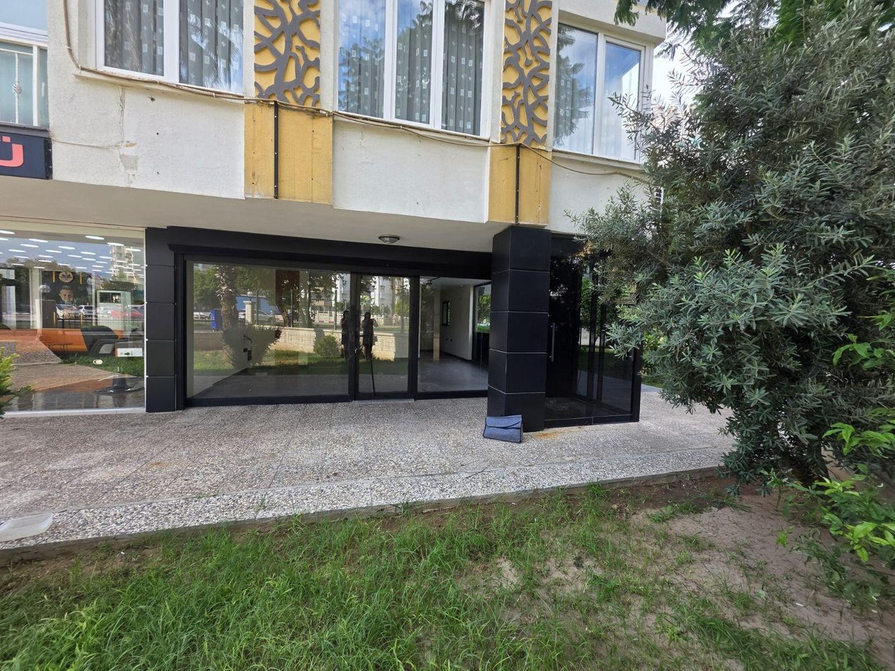 В районе Фенер на главной улице стильный магазин с хорошей видимостью вывески