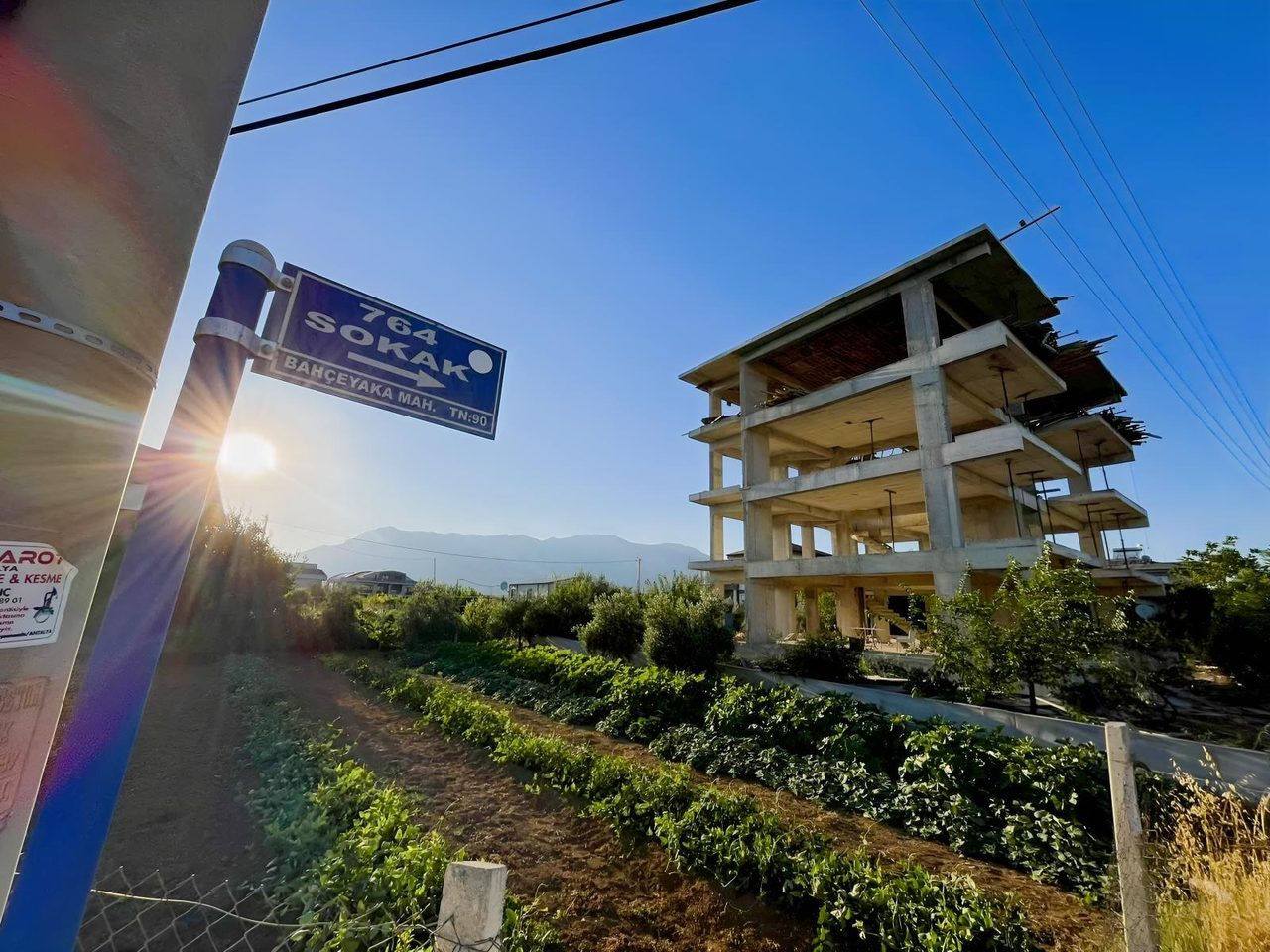 Bahçeyaka'da Ana Yola Sıfır Satılık Ticari + Konut Arsa