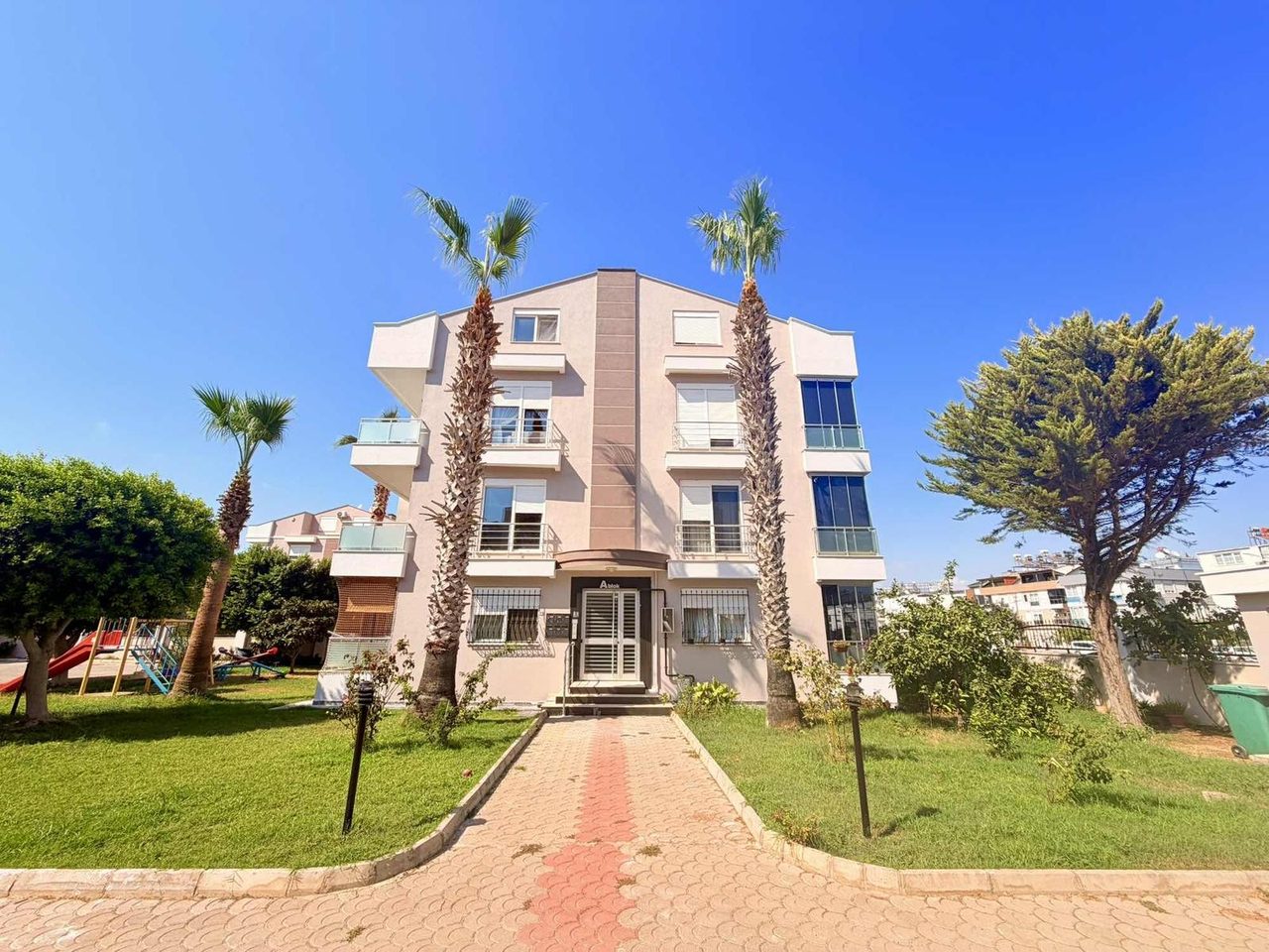 Güzeloba'da Site İçi Satılık Daire