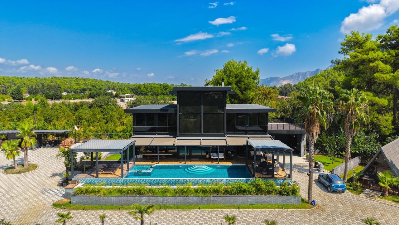 7572 M2 Tarla İçerisinde, Özel Tasarımlı 3 Katlı Lüks Villa