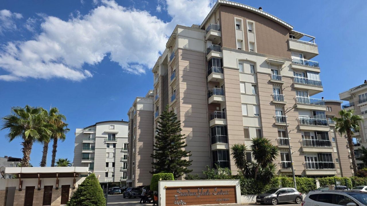 В жилом комплексе Çağlayan Sardun Yalı Evleri. Комплекс с бассейном. Продается квартира 3+1