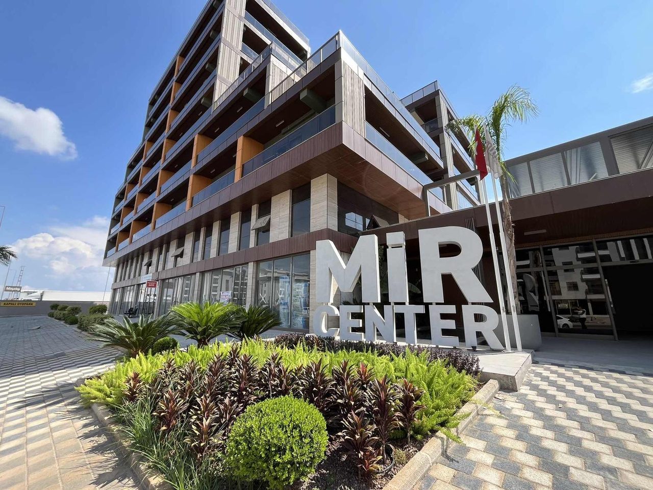 Mir Center'da Ara Kat Modern Özellikli Sitede 1+1 Kiralık Daire