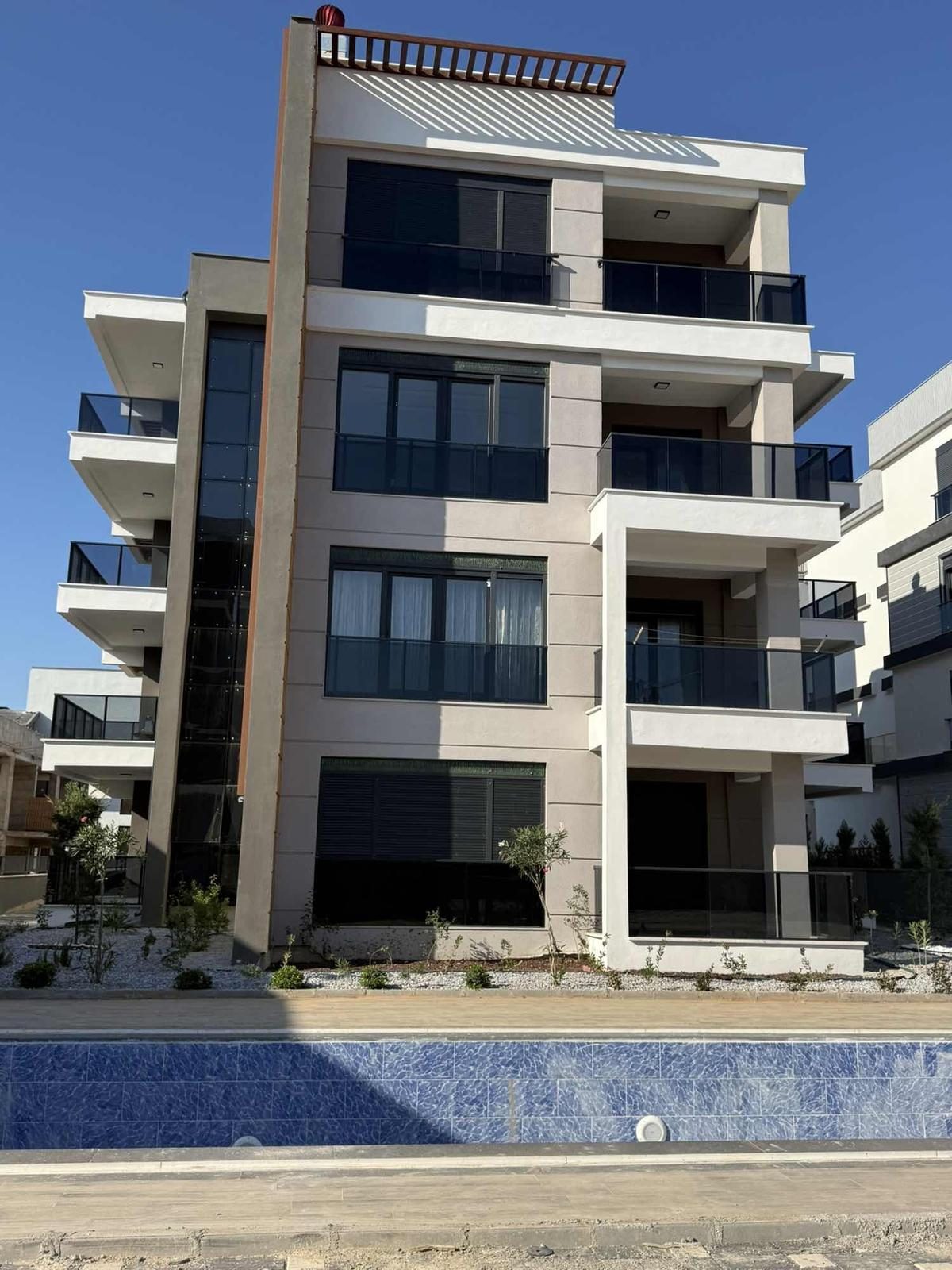 Altıntaşta Havuz Cepheli, Güneydoğu Cephe Satılık Ara Kat Daire