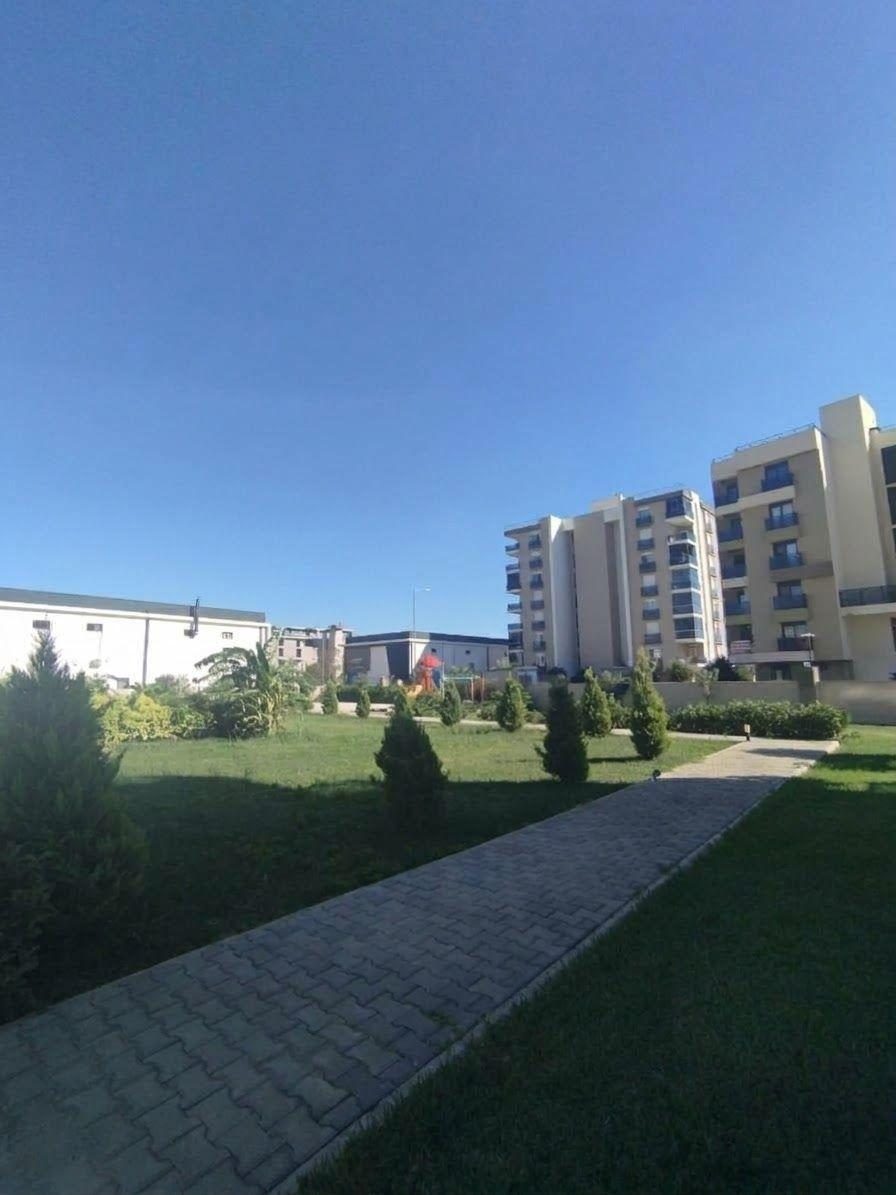 На улице Кардеш Кентлер, в непосредственной близости от Гюзелоба