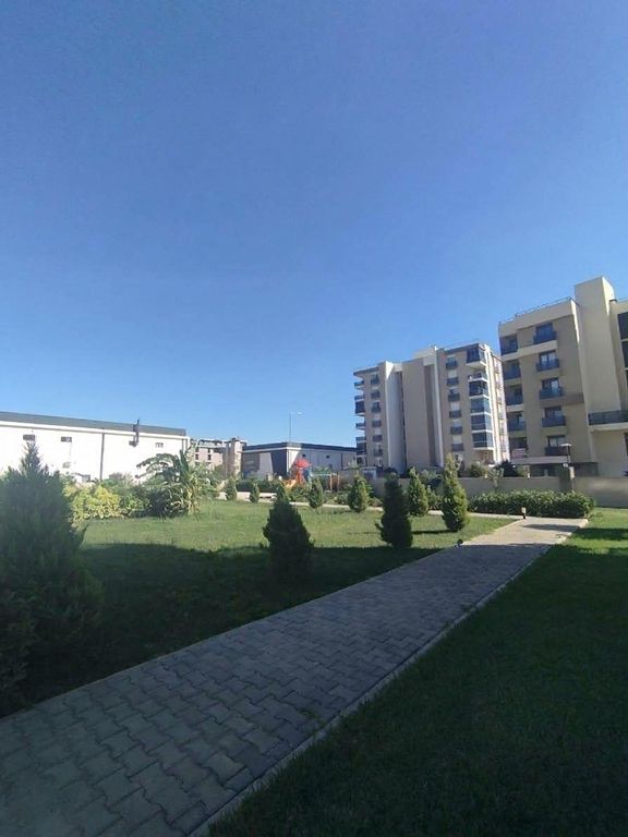 На улице Кардеш Кентлер, в непосредственной близости от Гюзелоба