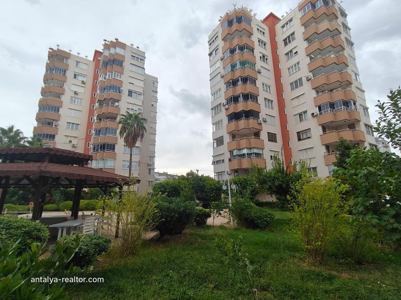 Lara Çağlayanda Havuzlu Siteiçi Katta Kiralık 3+1 Boş Daire