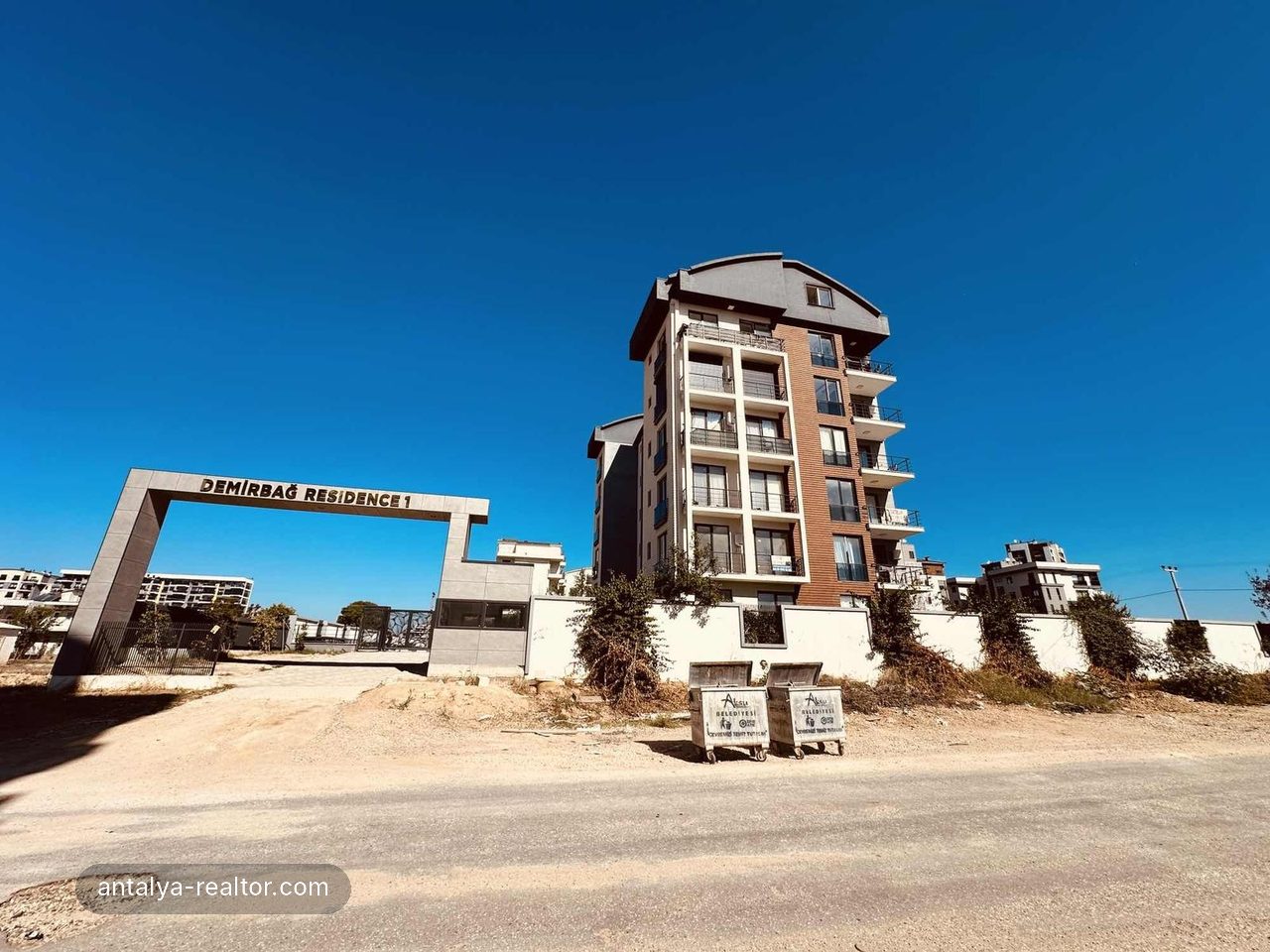 Altıntaş'ta, Kapalı Otopark Ve Havuzlu Sitede Kiralık Daire.