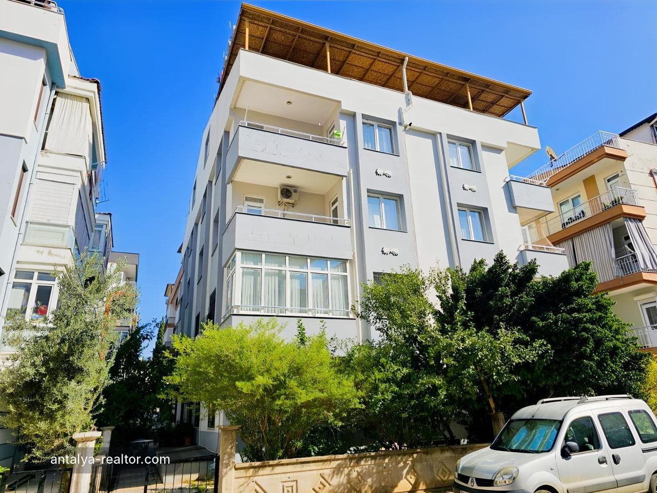 Cumhuriyet Mah.antalyanın Merkezi Lokasyonunda 2+1 Geniş Daire