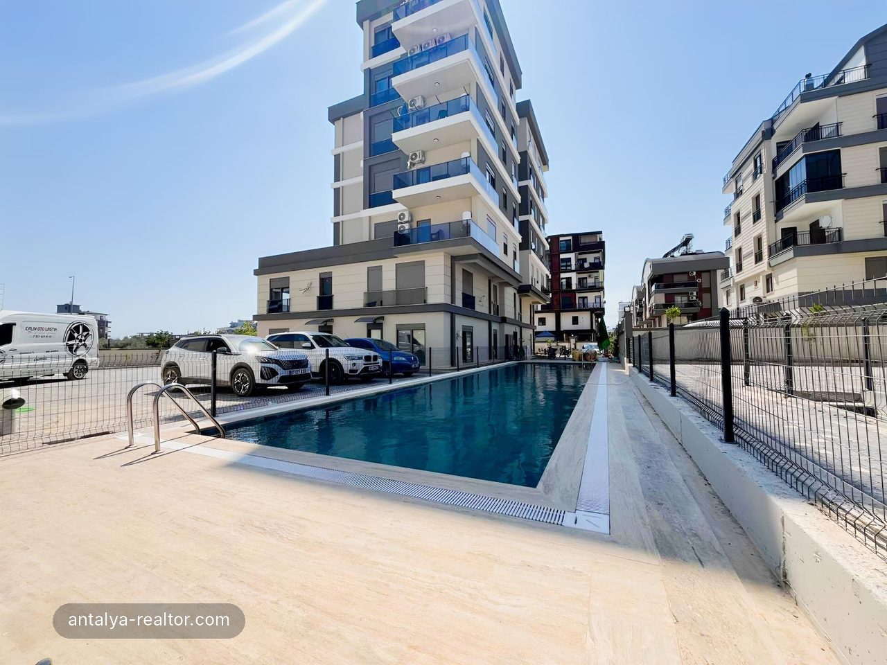 Altınova Orta Mahallede Havuz Başı Bahçe Kullanımlı 3+1 Loft