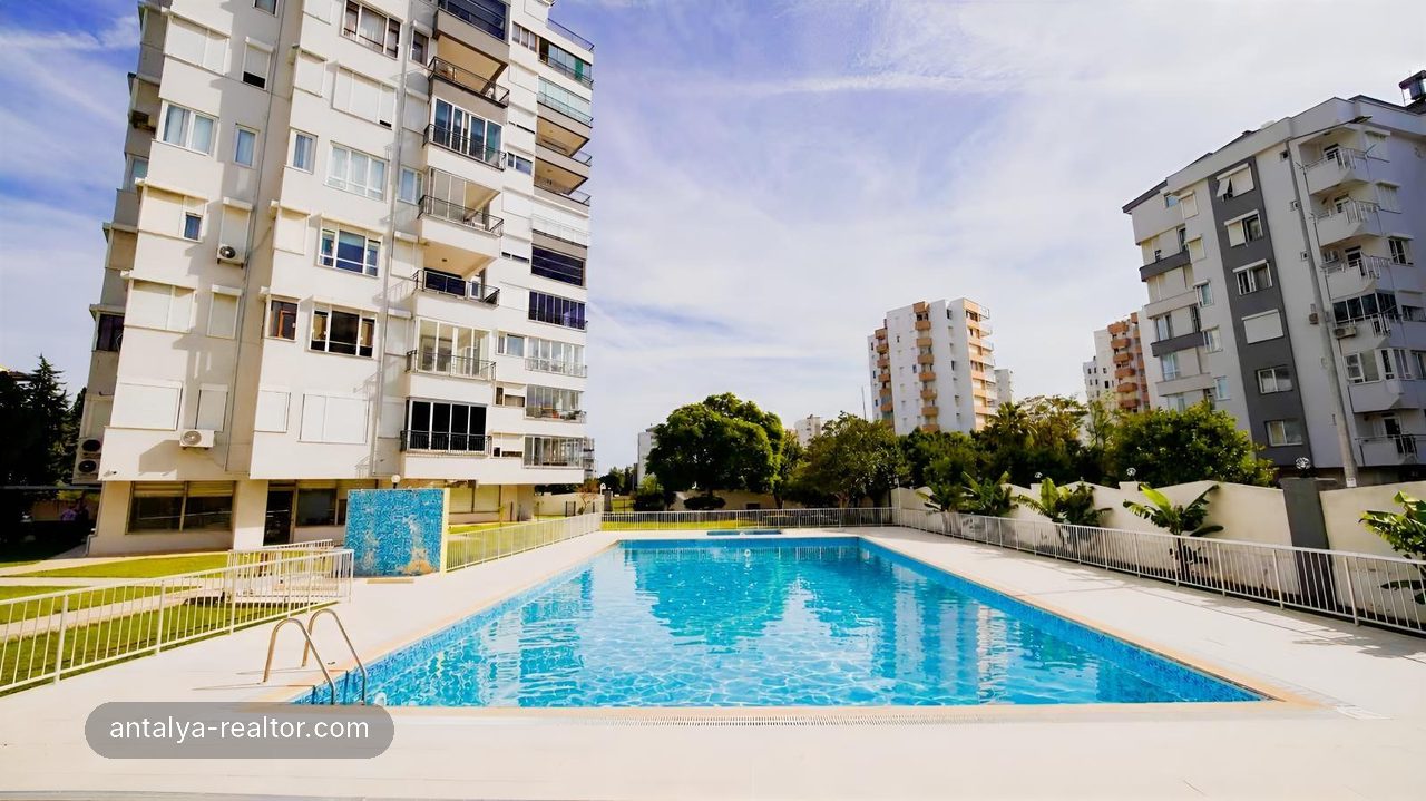 Çağlayanda Denize 150mt Mesafe Havuzlu Sitede 2+1 Geniş Satılık