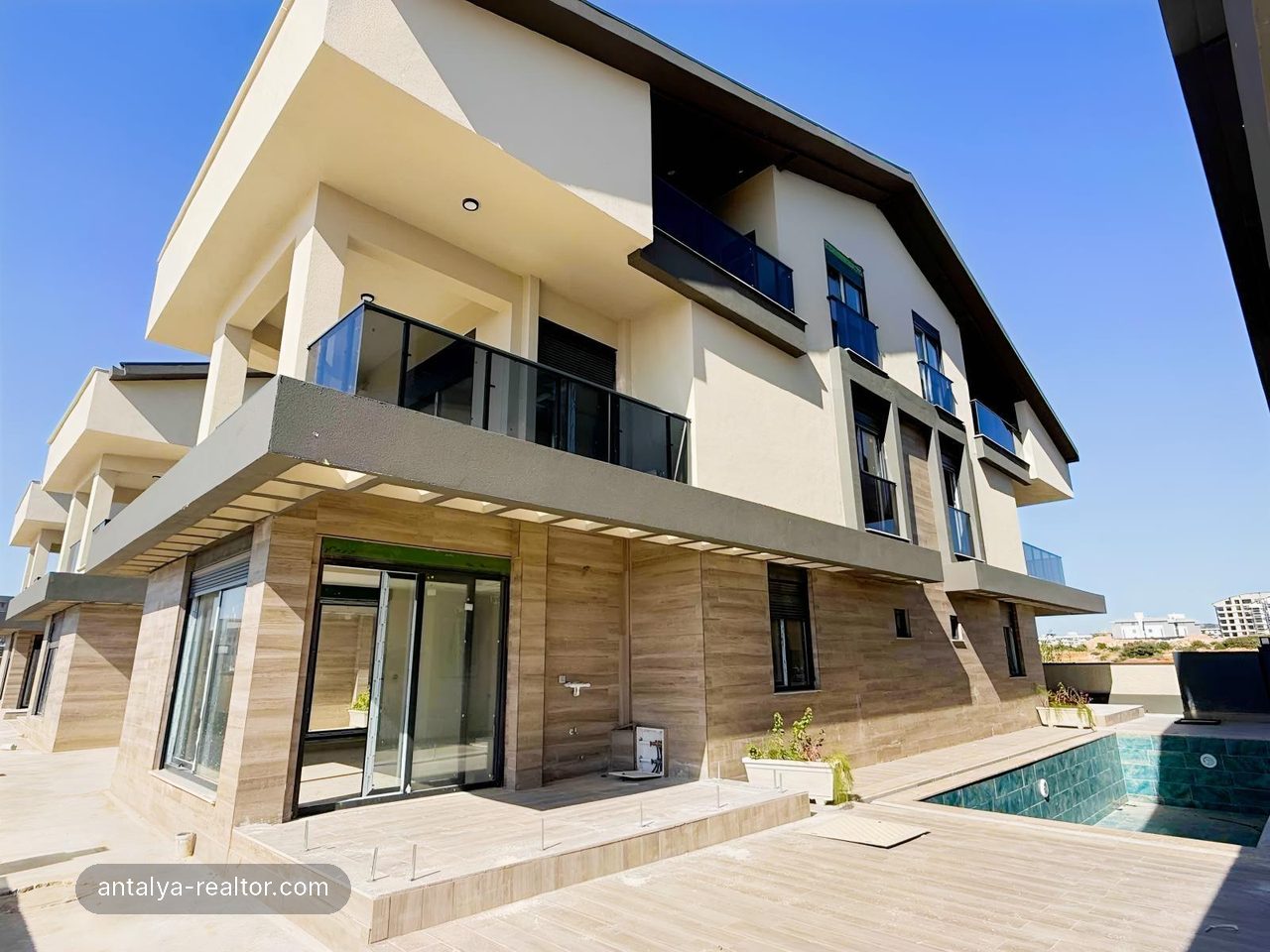 Altıntaşta Site İçerisinde Havuzlu, 4+1 Satılık Villa