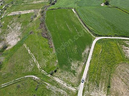 Плодородное инвестиционное поле с официальной дорогой в Аксу Караёзде площадью 8.533 м²