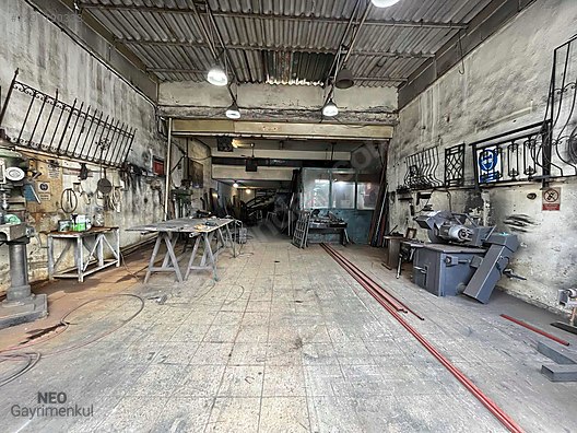 В районе Эски Санаи рядом с Профессиональным училищем продается коммерческое помещение площадью 200 м2