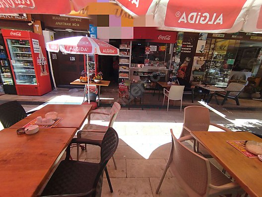 В оживленной зоне с высокой пешеходной активностью и интенсивным потоком людей