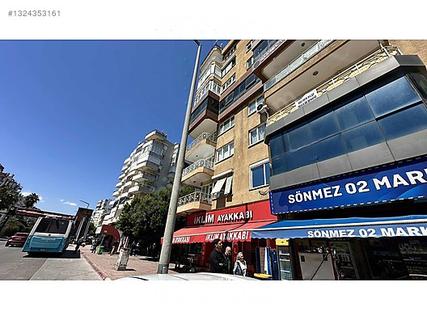 Офис с высокой стоимостью вывески на главной улице
