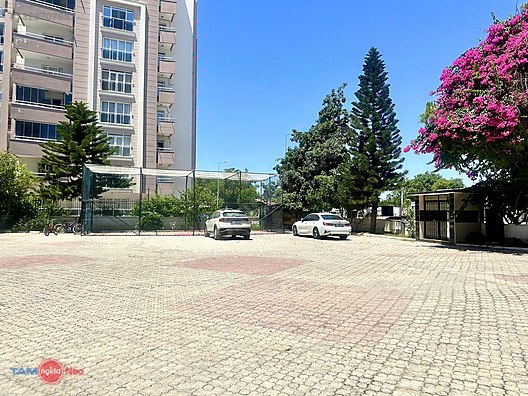 YALI CADDESİ'NDE GENİŞ ARAKAT DAİRE