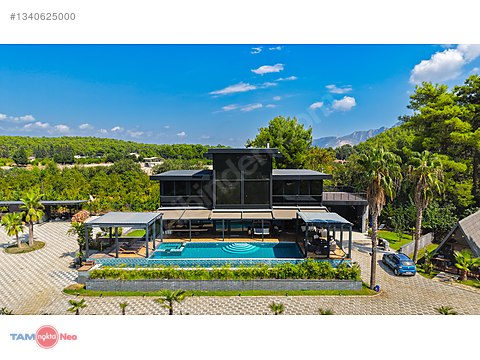 7572 m2 tarla içerisinde, özel tasarımlı 3 katlı lüks villa